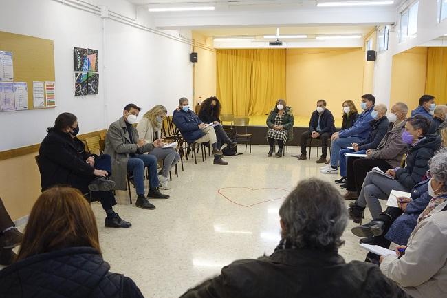 Reunión del alcalde y el director del equipo redactor del PGOU con representantes sociales y vecinales de La Paz.