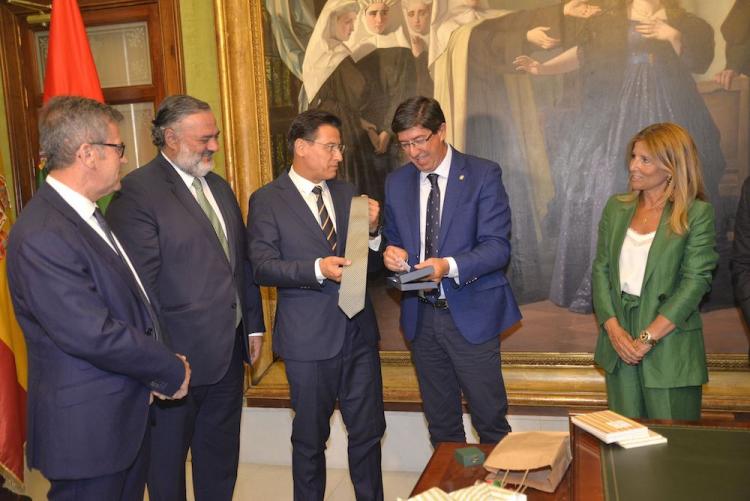 Marín recibe un obsequio del alcalde de Granada. Marín recibe un obsequio del alcalde de Granada.