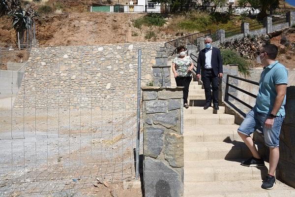 Villegas ha visitado con la alcaldesa de Beas de Guadix la zona de los trabajos.