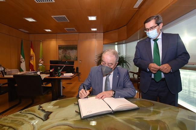 Miguel Gracia firma en el libro de honor de la Diputación de Granada