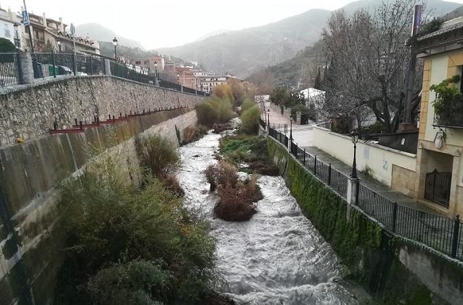 Río Monachil a su paso por el casco urbano Río Monachil a su paso por el casco urbano.