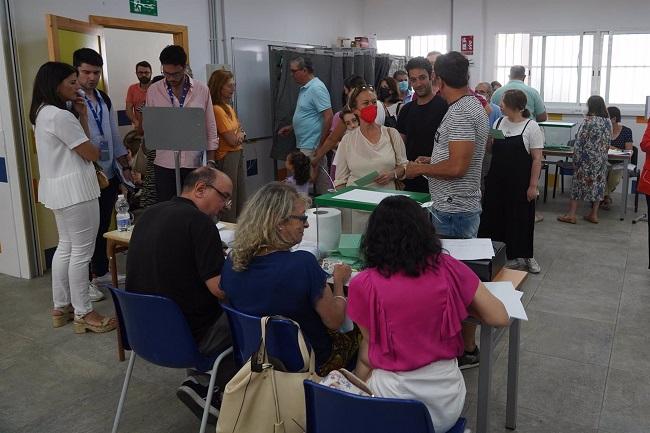 Ciudadanos y ciudadanas ejercen eld erecho al voto en las últimas andaluzas.