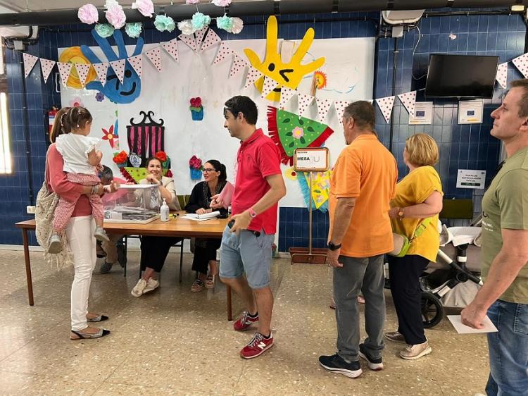 Colegio electoral en Granada.