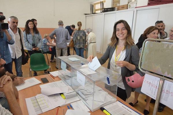 Marta Gutiérrez, al votar en su colegio del Realejo.