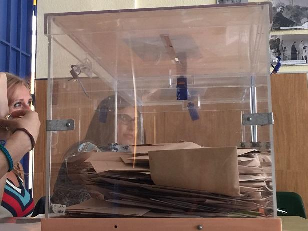 Urna con votos al Senado en un colegio de Granada. Urna con votos al Senado en un colegio de Granada.