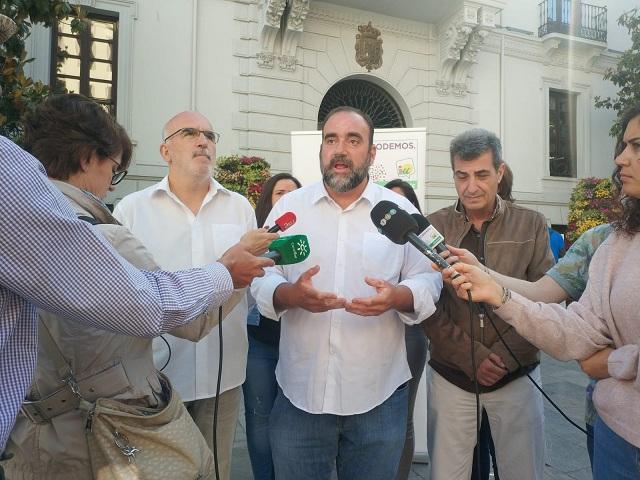 Francisco Puentedura atiende a los medios. 