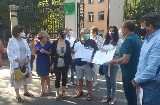 Miembros de Podemos-IU, en la puerta de la delegación de Salud. 