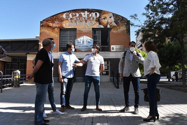 Valero y representantes de IU, este martes en la Zona Norte.