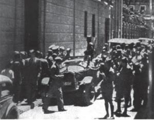 Entrada principal del edificio del antiguo gobierno civil, el 20 de julio de 1936. A sus puertas se agolpaban militares y voluntarios, donde conducían a los detenidos tras el golpe de estado. Fuente: Joaquín Gil Honduvilla, Y cayó Granada. La sublevación de julio de 1936 en la capital y la provincia, Comares, Granada, 2019, pág. 168.