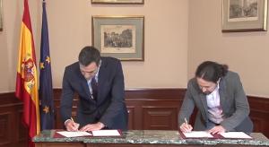 Pedro Sánchez y Pablo Iglesias al firmar el preacuerdo del Gobierno de coalición.