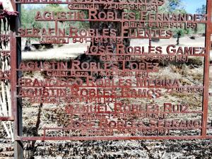 El nombre de Agustín Robles Ramos figura en el Memorial a las Víctimas del franquismo levantado junto a las tapias del cementerio.