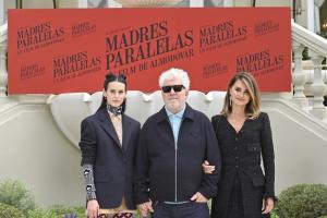Pedro Almodóvar, junto a Penélope Cruz y Milena Smit, actrices protagonistas de 'Madres paralelas'