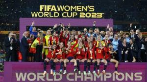 La selección española de fútbol femino, levantan la copa de Campeonas del Mundo.