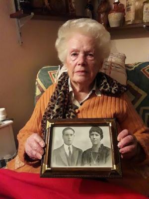 Carmen López Iglesias, superviviente de La Desbanda, con el retrato de sus padres.