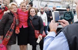 Cifuentes se fotografía con dos vecinas de Madrid en un acto, este jueves.