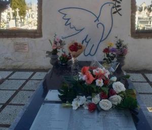 Lápida en el cementerio de Guadix con los nombres de los fusilados en sus tapias.