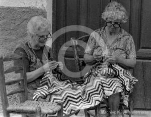 Dos mujeres alpujarreñas tejiendo, en una fotografía tomada en 1983.