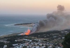 Incendio ayer en el Pinar de los Caños de Barbate, donde se ha autorizado una macrourbanización de más de 400 viviendas.