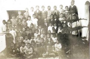 El maestro Dióscoro Galindo con un grupo escolar de Pulianas.