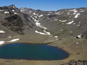 Bella imagen de una laguna en Sierra Nevada.