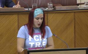 La parlamentaria de Adelante Andalucía, Luz Marina Dorado, subió a la tribuna de oradores de la cámara andaluza con una camiseta en la que podía leerse FCK TRF.