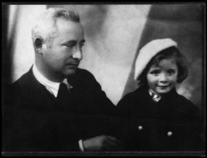 José Ordóñez mira con ternura a su hija Magdalena, en una fotografía del álbum familiar.