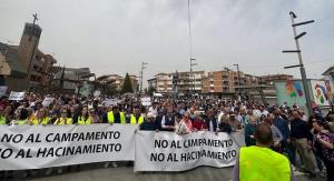 Manifestación contra el centro de migrantes.