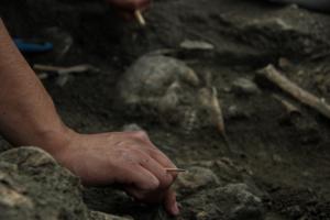 Impresionante imagen de las manos de uno de los profesionales que trabaja en la exhumación de víctimas del franquismo en Víznar.