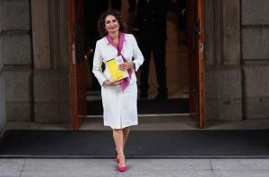 La ministra de Hacienda, María Jesús Montero, posa con 'el libro amarillo' antes de presentar el Proyecto de Ley de los Presupuestos Generales del Estado para 2023. 