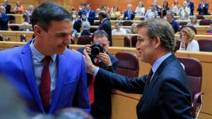 Pedro Sánchez y Alberto Núñez Feijóo, en su primer cara a cara, en el Senado, el pasado 7 de abril.