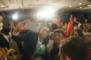 Pedro Sánchez se hace un 'selfie' en un mitín en Granada el  8 de Octubre de 2019.