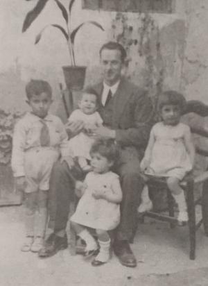 El Maestro Rafael Guervós Cantano con sus cuatro hijos, Rafael, Encarnita, Elena, Carmen Guervós Madrid, en Güéjar-Sierra, instantánea fechada en 1932. No pudo conocer a su quinta hija, Pilar, porque fue fusilado antes de que su esposa Carmen Madrid Ortega diera a luz.