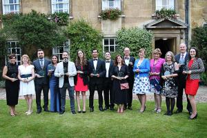 El IML School of English La Zubia recohe el premio en Cambrigde, junto al resto de academias.