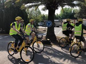 Ciclistas en una ruta educativa en Granada.