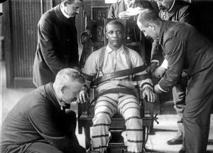 Funcionarios de la prisión neoyorquina de Sing Sing preparan a un recluso para su ejecución en la silla eléctrica, hacia 1900. 