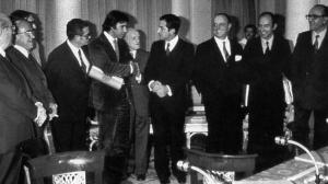 Líderes políticos de la Transición en la firma de los Pactos de la Moncloa.
