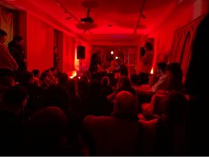 Una Fuerza Hostil tocando ante un público fascinado.