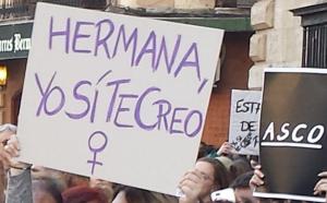 Detalle de un cartel en una concentración en Granada.