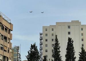 Aviones militares sobrevuelan La Caleta este miércoles.