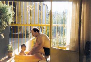El autor con su padre, en el balcón del piso en el que se crió (los Amarillos del Parque Nueva Granada, sobre 1986).