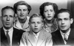Fotografía de grupo de los cinco emigrantes granadinos, tomada el 13 de junio de 1950, días antes de viajar a la Argentina (Cecilio, Martirio, Ricardo, Angustias y Paco, de izquierda a derecha).