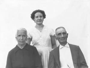 Manuela Archilla Martín (centro), Angustias Martín López (izquierda) y José Antonio Archilla Martín (derecha), en una imagen tomada entre 1954 y 1957.