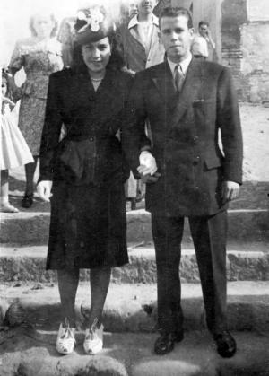 Pilar Jiménez de Toro, la madrina y Antonio García López, el novio, el día de la boda de Antonio con Teresa, hermana menor de Pili (04-07-1948).