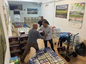 Alcalde y concejales organizando las donaciones. 