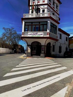 Paso rotulado con un verso de Lorca.