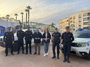 Los agentes, con el alcalde y la concejala de Seguridad. 