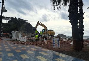 Las máquinas derriban el chiringuito Calabré en la playa de San Cristóbal. 