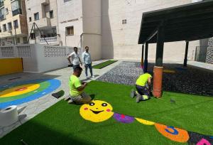 Instalación de césped artificial en el área infantil del colegio Virgen de la Antigua.