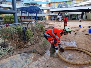 Bomberos de Almuñécar en tareas de achique en Valencia. 
