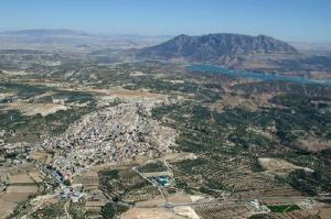 Vista de Cuevas del Campo, junto al pantano del Negratín y el cerro Jabalcón.